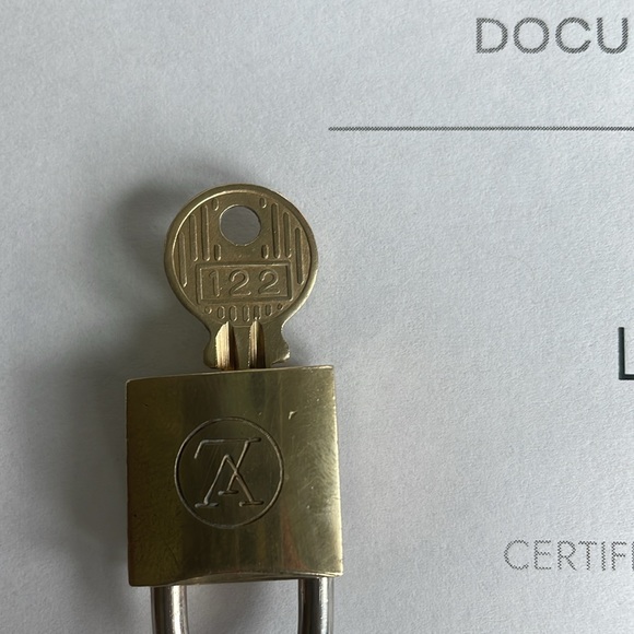 RARE authentic 122 silver and gold lock and key. - Picture 2 of 7